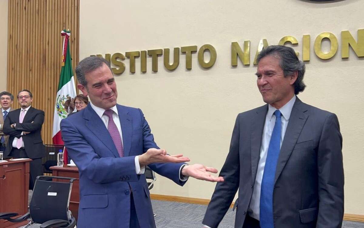 Edmundo Jacobo se queda en INE