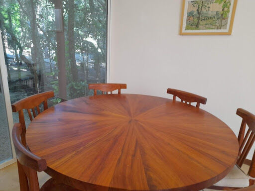 Mesa fabricada en madera de tzalam. Las piezas fueron unidas internamente con alambre.