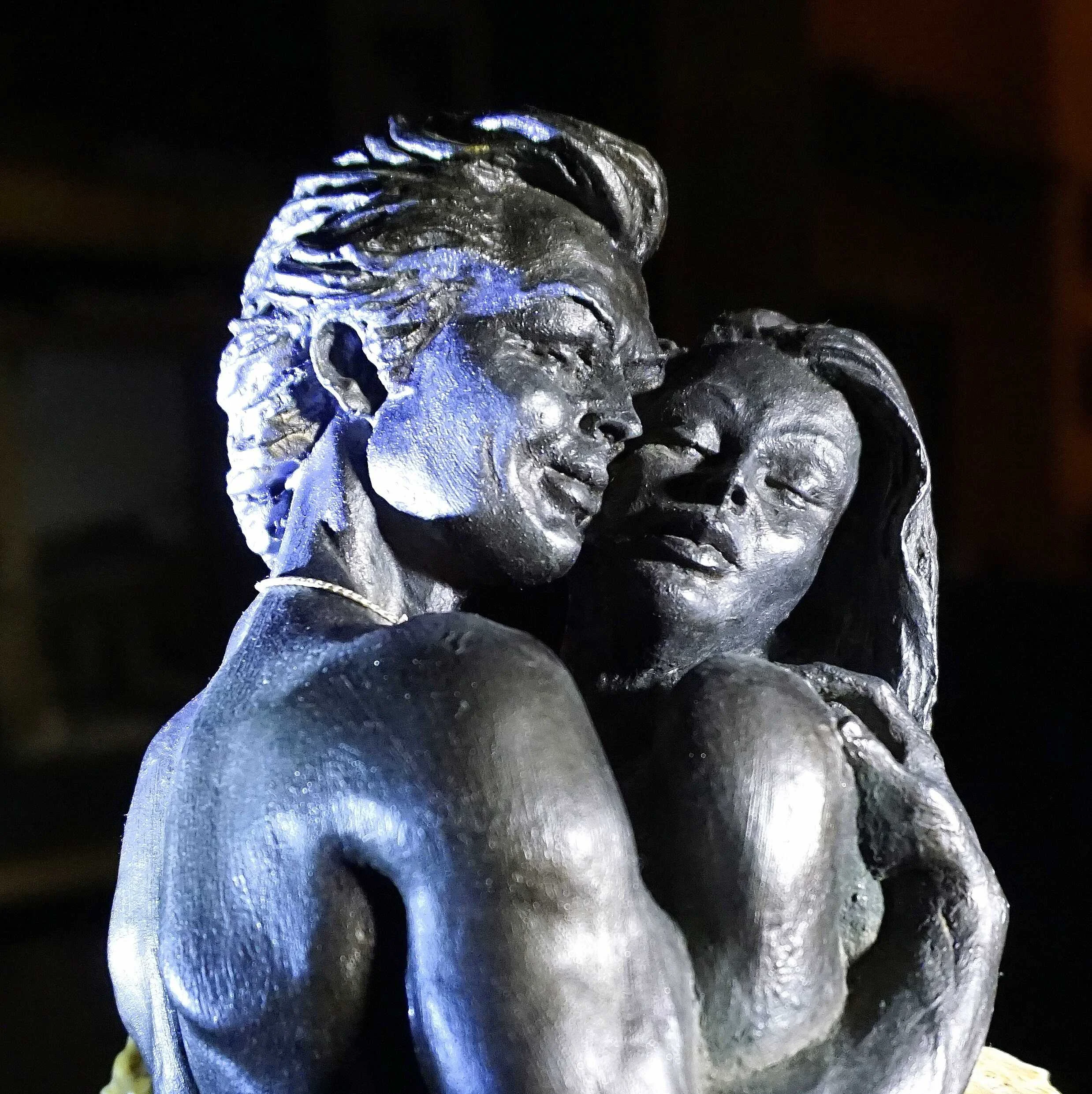 monument statue love couple romantic blue material close up sculpture art lovers carving valentine macro photography decorative figure 655714