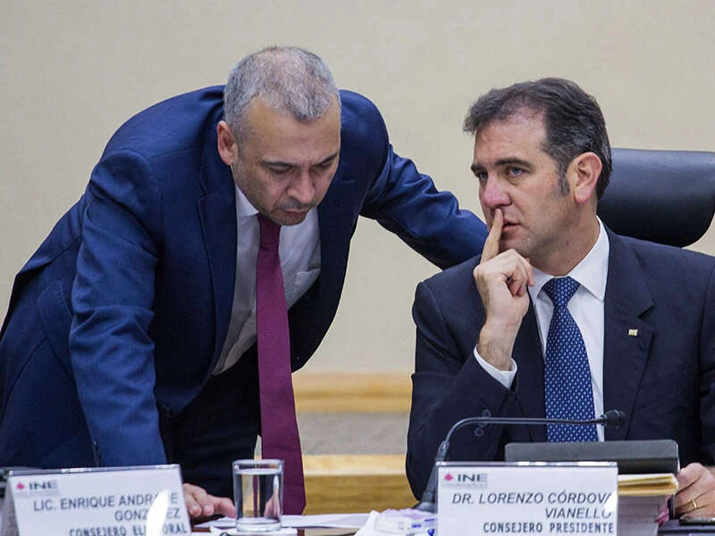 Criterios nuevos, Votaciones amañadas en el INE