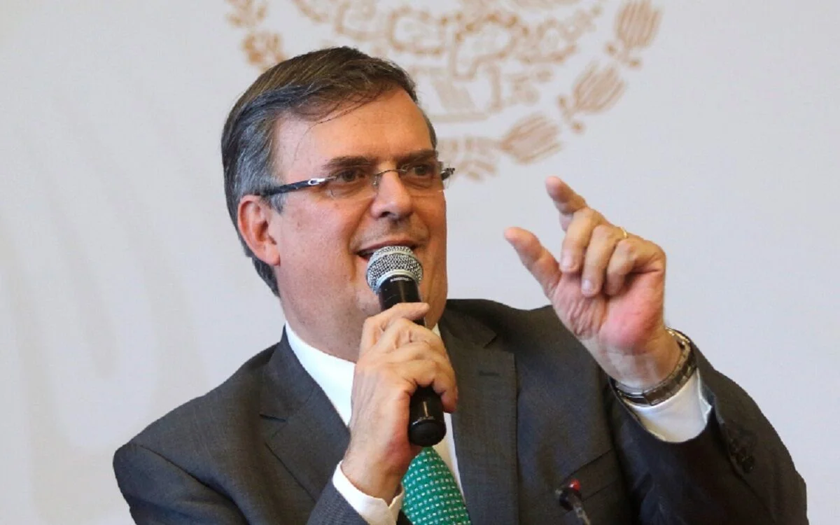 Ebrard el inútil.