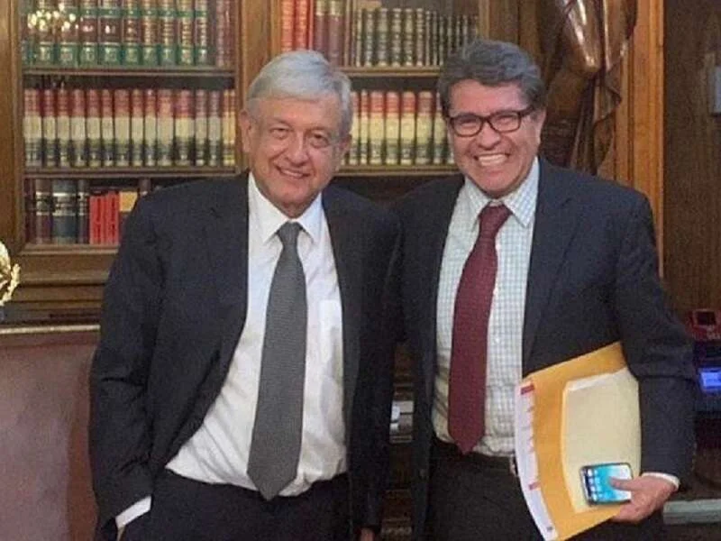 Arrogancia, mentiras e imbecilidad.
