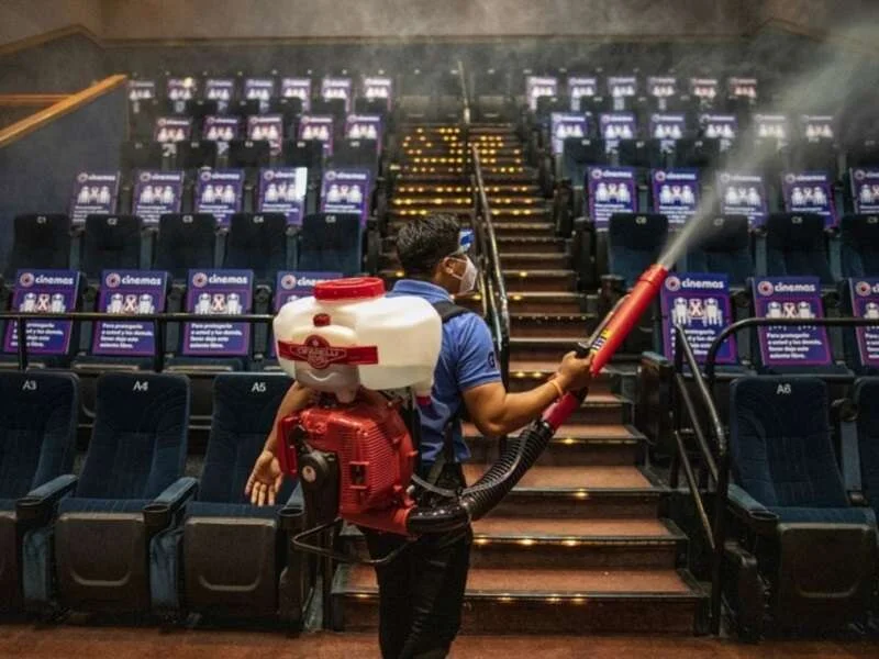Pandemia mermó industria de cines: Prevén caída de 70%.
